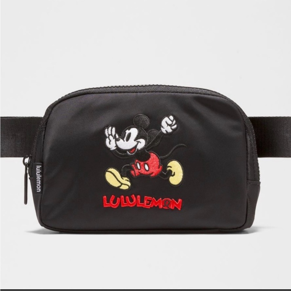 Lululemon DISNEY Everywhere Belt Bag 1L Mickey in Motion Graphic❤️❤️
SOLD OUT